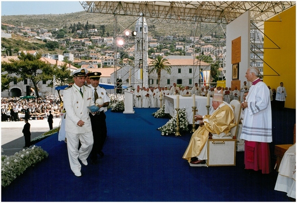 Papa Gruz procesija 01 srednja